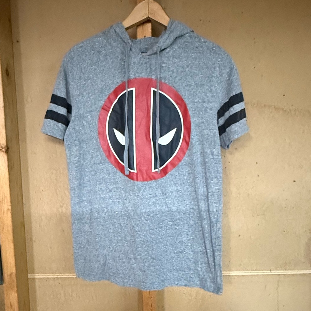 Marvel men's grey Deadpool hooded short sleeve shirt size medium